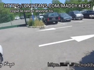 Francaise piège un mec qui l'a reconnue dans des vidéos pornos et lui offre une pipe sur un parking