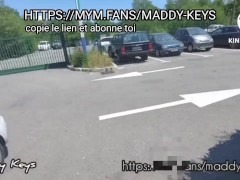 Elle suce un mec sans gêne sur un parking en pleine journée à la vue de tous - réel amateur francais