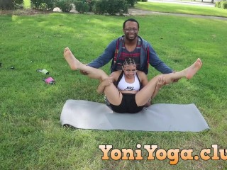 Hot Fille Fait Du Yoga Pose De Chien Vers Le Bas