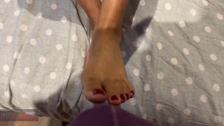 私の塗ったつま先と足で膨らみを撫でる、短いビデオ。
