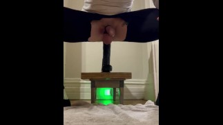 用巨大的黑色假阳具挤前列腺