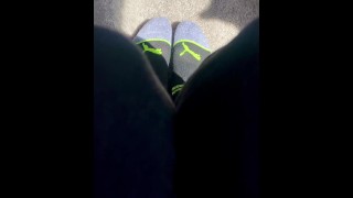 Twee sokken voeten wrijven tegen elkaar - SFW