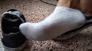 Giocando con le scarpe da ginnastica e i miei piedi!!