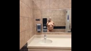 Flash en el baño público (completamente desnudo)