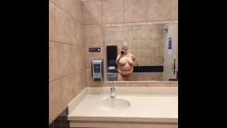 Bagno pubblico Flash (completamente nudo)