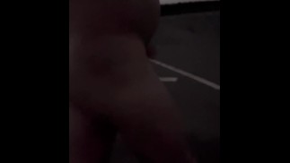 Пойманная голая сторона жабы