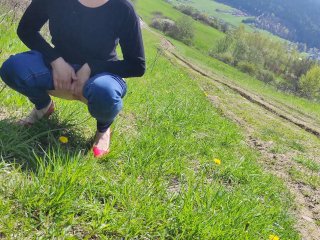 Anna Perv pee on fied.....