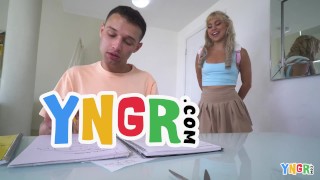 YNGR - Sexy Blonde tiener Lilith Grace krijgt haar poesje genaaid door perverse stiefbroer