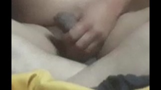 Junge masturbiert hart