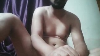 Junge masturbiert hart