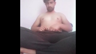 男孩用力自慰