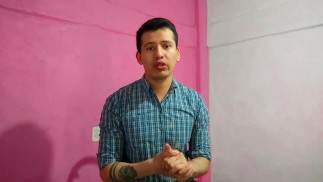 Barbero le da sexo oral a un cliente en su salon. Se come la leche de su gran polla- Relato sexual