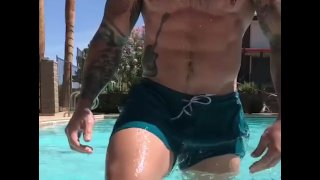 Hunk papai tatuado mostra dickprint e músculos na piscina