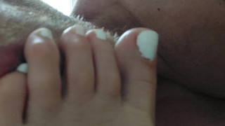 Gros plan orteils lécher sexy pieds ongles blancs fétichisme des pieds lécher orteils milf