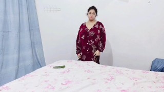 Sexy paquistaní follando coño con pepino grande