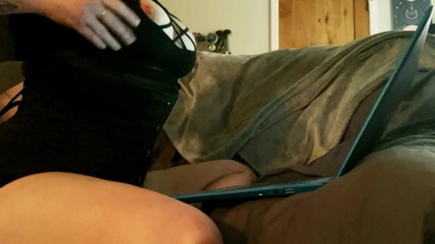 夫が仕事をしているときにポルノを見ているCUMS巨乳の入れ墨された熟女
