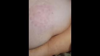 用我的桨在她光秃秃的屁股上拍了两下