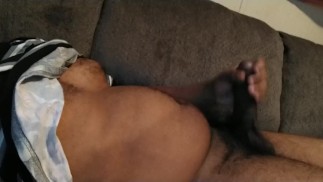 UNGESCHNITTENER FRECHER, REIFER BBC-BUSS EINE FIESE NUSS AUF DER COUCH, BEVOR DER MITBEWOHNER ZURÜCKKOMMT