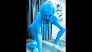 Un homme Skinny Avatar extrêmement excité se masturbe sur un lit pour ses téléspectateurs