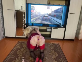 Скачет на дилдо в анусе