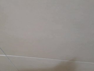 Pissing - In un bagno di un centro commerciale