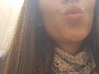 Pissing - in un Bagno Di un Centro Commerciale