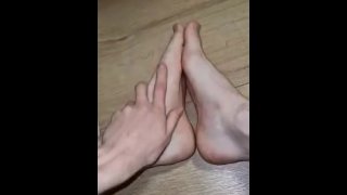 Spelen met mijn voeten na gym, jonge voeten 18+, voeten aanbidden, voeten porno