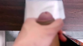 Я легко эякулировал, когда мастурбировал на видео со сквиртом моей старшей сестры в Твиттере.