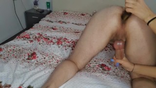Insertion anale de jouets extrêmes. Enfoncer le cul de mon mari avec un énorme plug anal de 45 cm de destruction anale