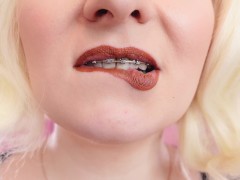 ASMR video: lipstick, mesh gloves and lollipop