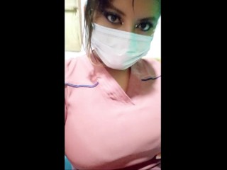 красивая грудастая медсестра делает домашнее порно на своем рабочем месте