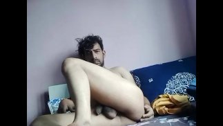 Junge masturbiert