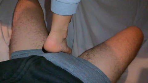 MISTER DOMINATES THE SLAVE WITH HER FEET. HANDJOB WITH CUMSHOT PT 1