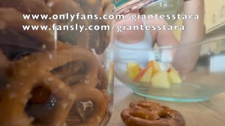 Не подозревающая великанша перекусывает и подметает крендельки