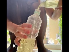 【検証】隣りに住むおじさんの気配を感じながらベランダでディルドオナニーをし、おしっこの計測。 - Screenshot 16 of 16 - Peeing