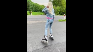 Een rollerblade blonde meid strooit en rookt en spuugt loogies terwijl ze een cigarillo rookt