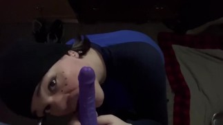 Транс-женщина сосет и трахает свои игрушки