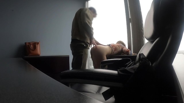 Сексуальную милфу-босса трахнул в своем офисе стажер с толстым членом