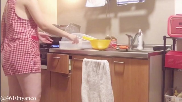 【個人撮影】旦那の帰りを待つ新婚奥さんが自撮りしたこんな感じで食事作ってますの投稿映像にフル勃起