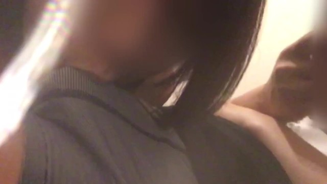 【個人撮影】スマホで自撮りしながら旦那のチ〇コをパンツ越しにハメてる嫁がクソエロい新婚夫婦の投稿映像！