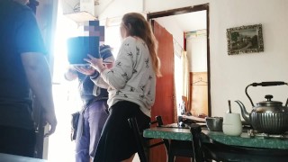 Hospodyňka bez kalhotek ukazuje svou kundu technické službě a špehuje ji při tvrdém sexu