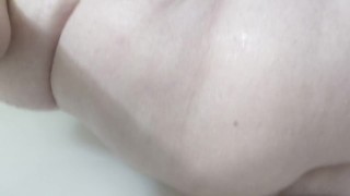 La cagna dal basso paffuto scopa il dildo sotto la doccia