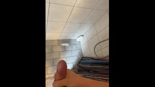 Sperme dans la douche du sauna