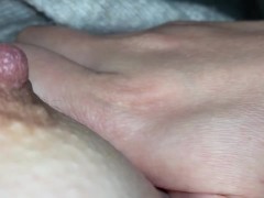 【主観映像】布団の中でする剛毛素人のリアルな乳首くりくりオナニー♡チクニーでパンツの染みが広がっちゃう♡【個人撮影】 1/16