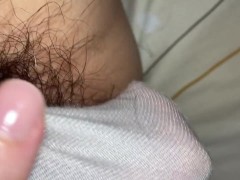 【主観映像】布団の中でする剛毛素人のリアルな乳首くりくりオナニー♡チクニーでパンツの染みが広がっちゃう♡【個人撮影】 14/16