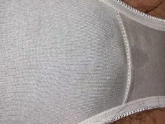 【主観映像】布団の中でする剛毛素人のリアルな乳首くりくりオナニー♡チクニーでパンツの染みが広がっちゃう♡【個人撮影】 5/16