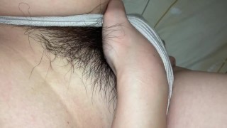 Realistische Masturbation einer haarigen japanischen Amateurin, die ihre Brustwarzen zwickt.