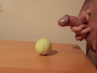 Sega e sborrata su pallina da tennis