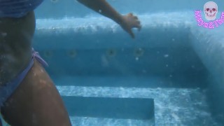 GAROTA DE VERDADE em SPA faz punheta subaquática maluca em FOREIGNER excitado