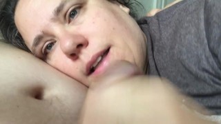 Une femme enceinte expérimentée fait une pipe matinale experte et la prend sur son visage